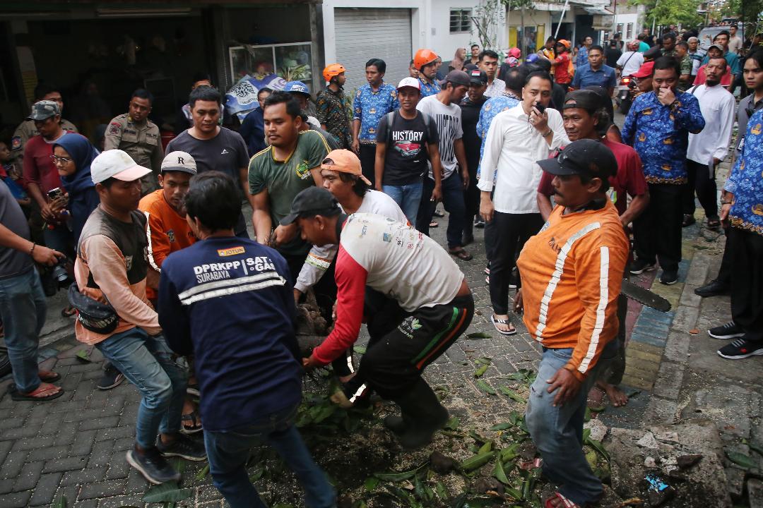 Wali Kota Eri Cahyadi Gerak Cepat Bantu Warga Manyar Tegal Terdampak Angin Puting Beliung