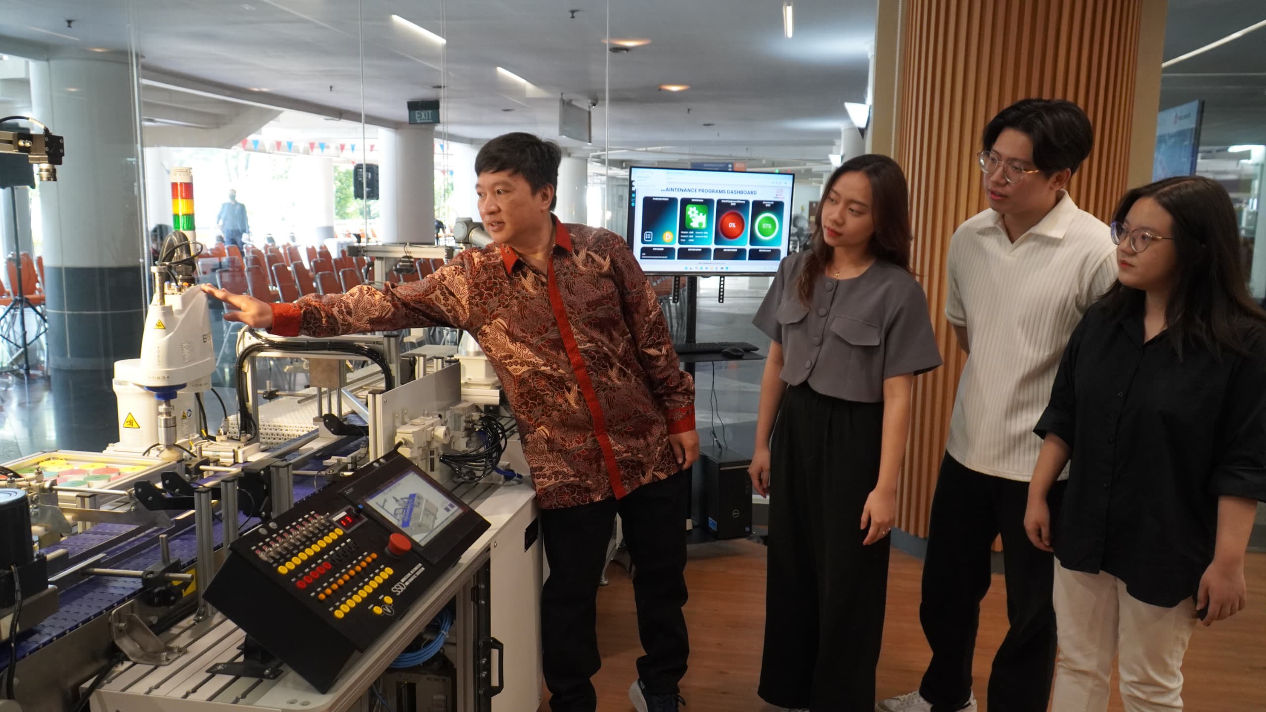 Kampus di Surabaya Punya Lab Simulasi Mini Industri dengan Smart Technology