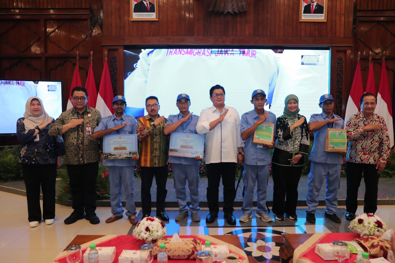 Lepas Transmigran, Viva Yoga Harap Hidup Warga Jadi Lebih Baik