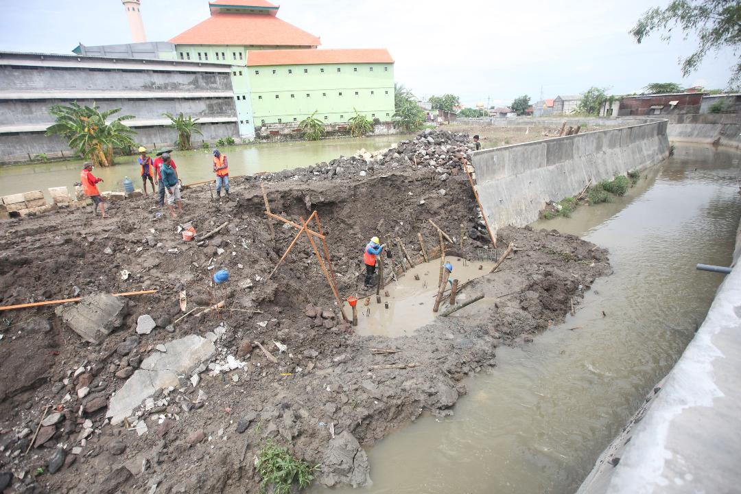 Tangani Banjir di Surabaya, Wali Kota Eri Kembalikan Fungsi Bozem Makam Putat hingga Bangun Saluran di Pakal