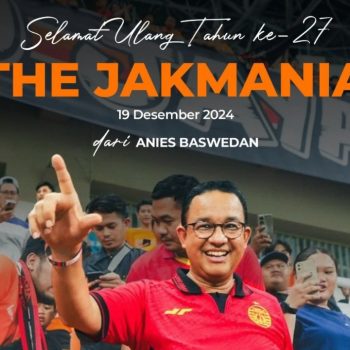 The Jakmania Ultah, Anies Pasang Bendera Raksasa di Penangkal Petir di Rumah