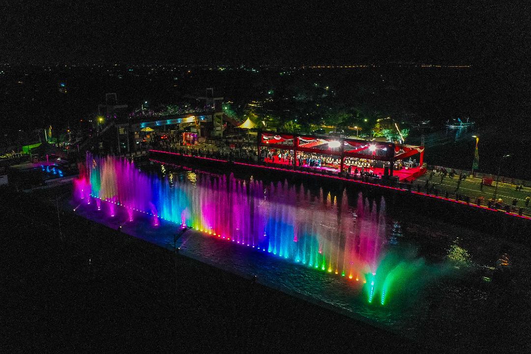 Usai Diresmikan, Wali Kota Eri Ajak Warga Jaga Fasilitas Pesona Laser Air Mancur Jembatan Suroboyo