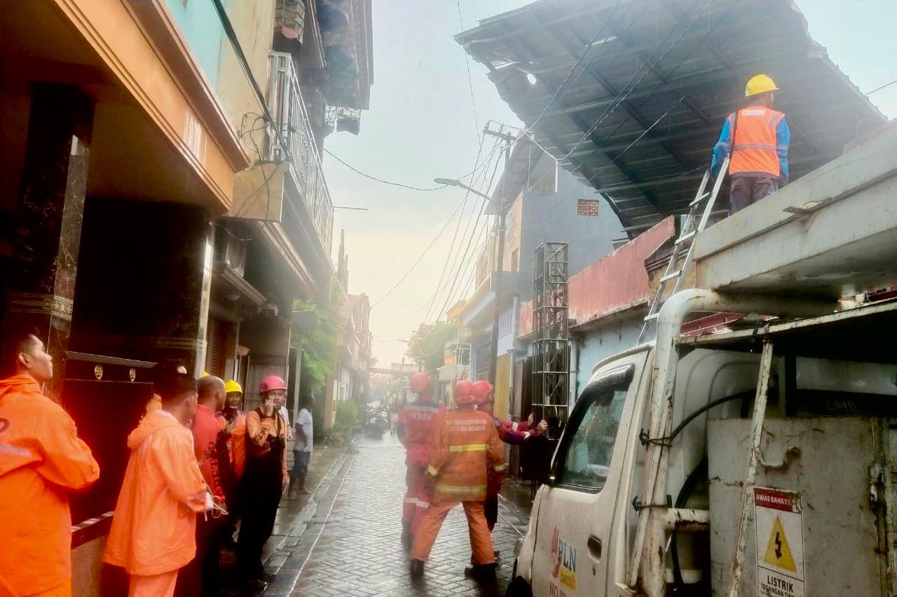 Angin Kencang Landa Surabaya, Belasan Atap Rumah Alami Rusak