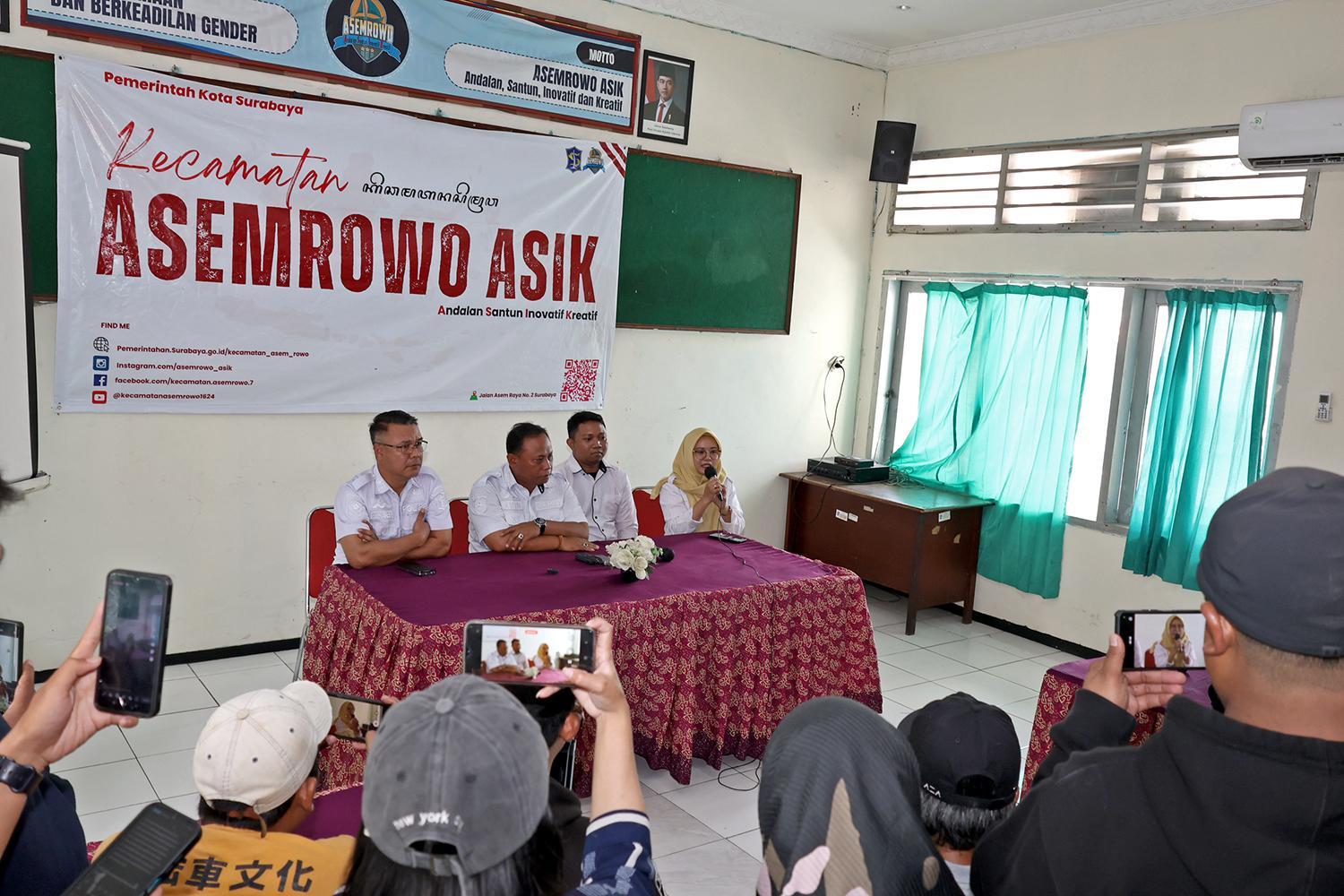 Video Viral Massa Ormas Paksa Masuk Kantor Camat Asemrowo, Staf Ketakutan Sembunyi di Bawah Meja