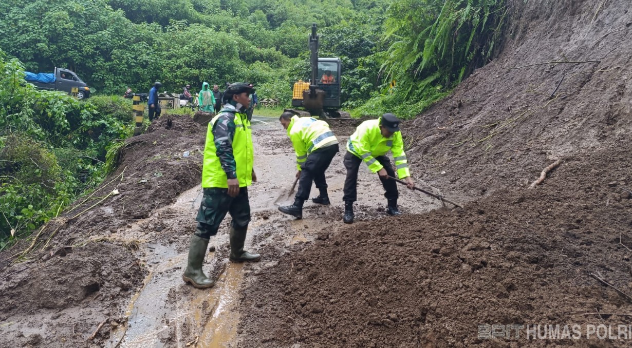 Polres Malang Terjunkan Tim Tanggap Bencana Tangani Longsor di Jalur Wisata Bromo