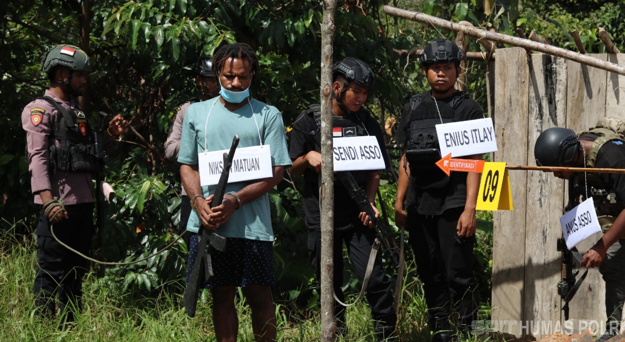 Satgas Ops Damai Cartenz Gelar Rekonstruksi Penembakan Brigpol Iqbal