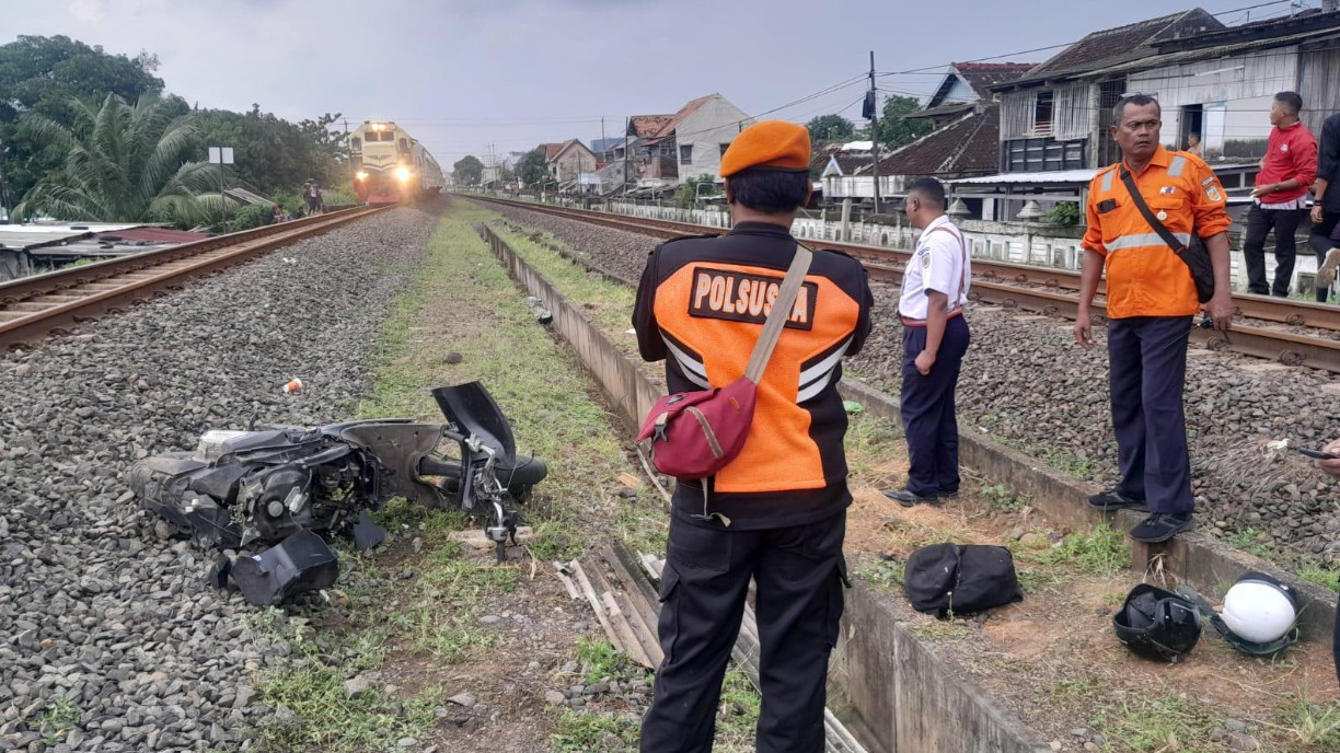 Abaikan Palang Pintu Perlintasan yang Ditutup, Siswi Tewas Tertabrak Kereta Api di Semarang