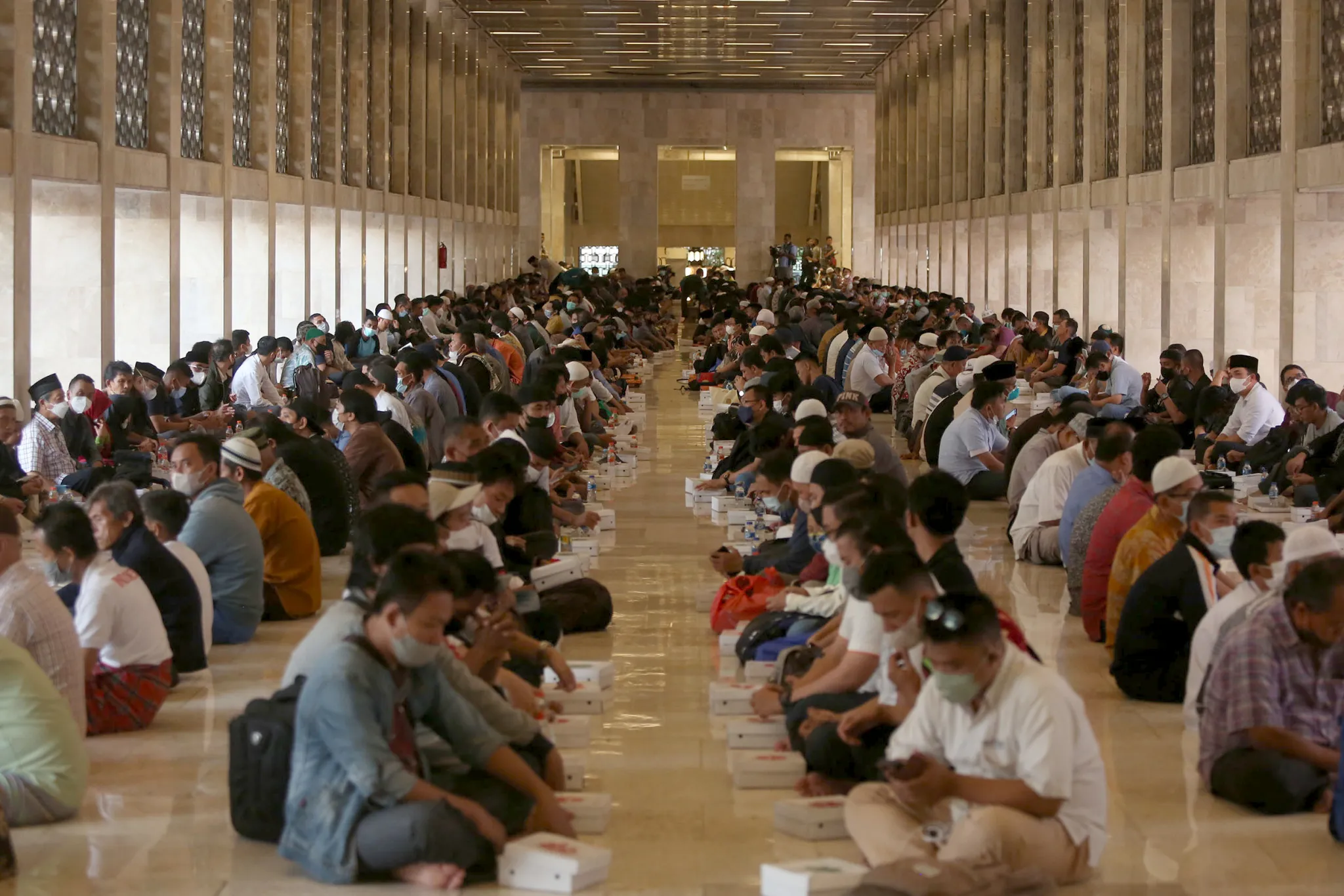 Masjid Istiqlal Tiap Hari Sediakan 4.000 Boks Makan Berbuka dan Sahur