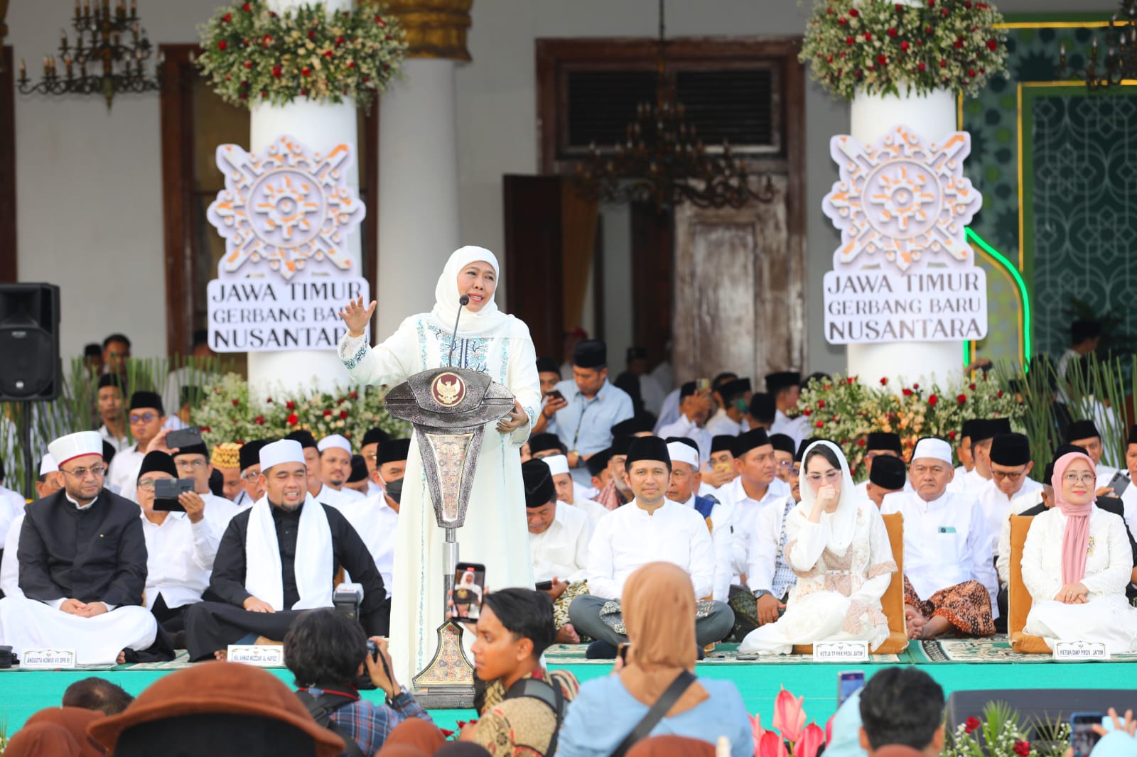 Ribuan Masyarakat Ikuti Tasyakuran dan Doa Bersama di Grahadi, Gubernur Khofifah Ajak Bersatu  Guyub Rukun Wujudkan Jatim Gerbang Baru Nusantara