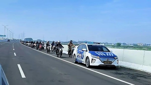 Terjebak Banjir Bekasi, Ratusan Motor Dibolehkan Lintasi Tol Cibitung-Tanjung Priok