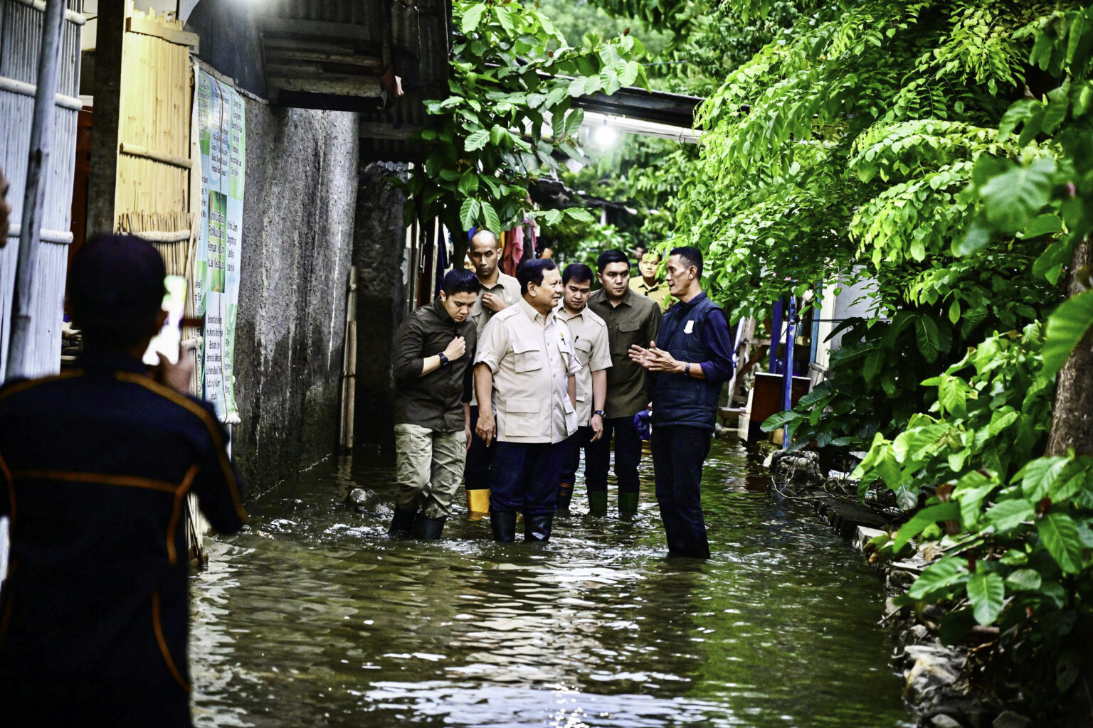 Momen Presiden Prabowo Tinjau Warga Terdampak Banjir di Bekasi