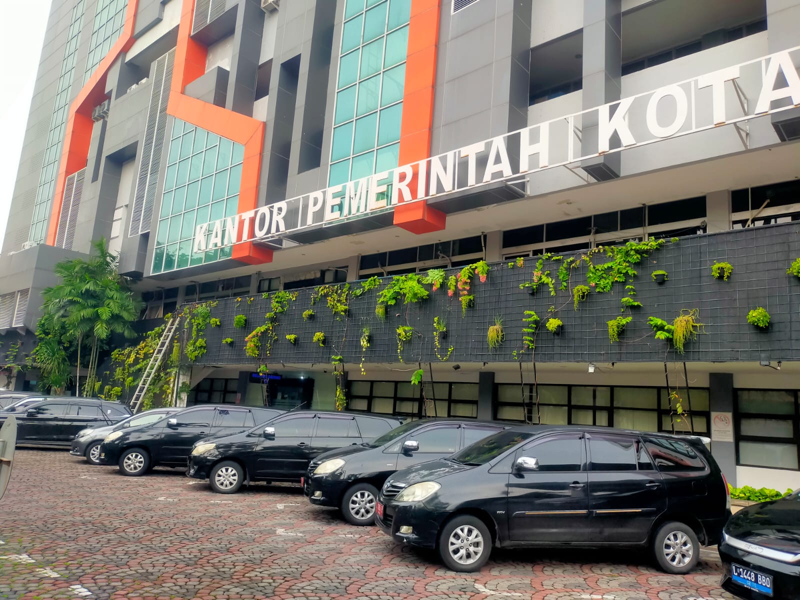 Pemkot Surabaya Wajibkan ASN Parkir Mobil Dinas Sebelum Idulfitri 2025