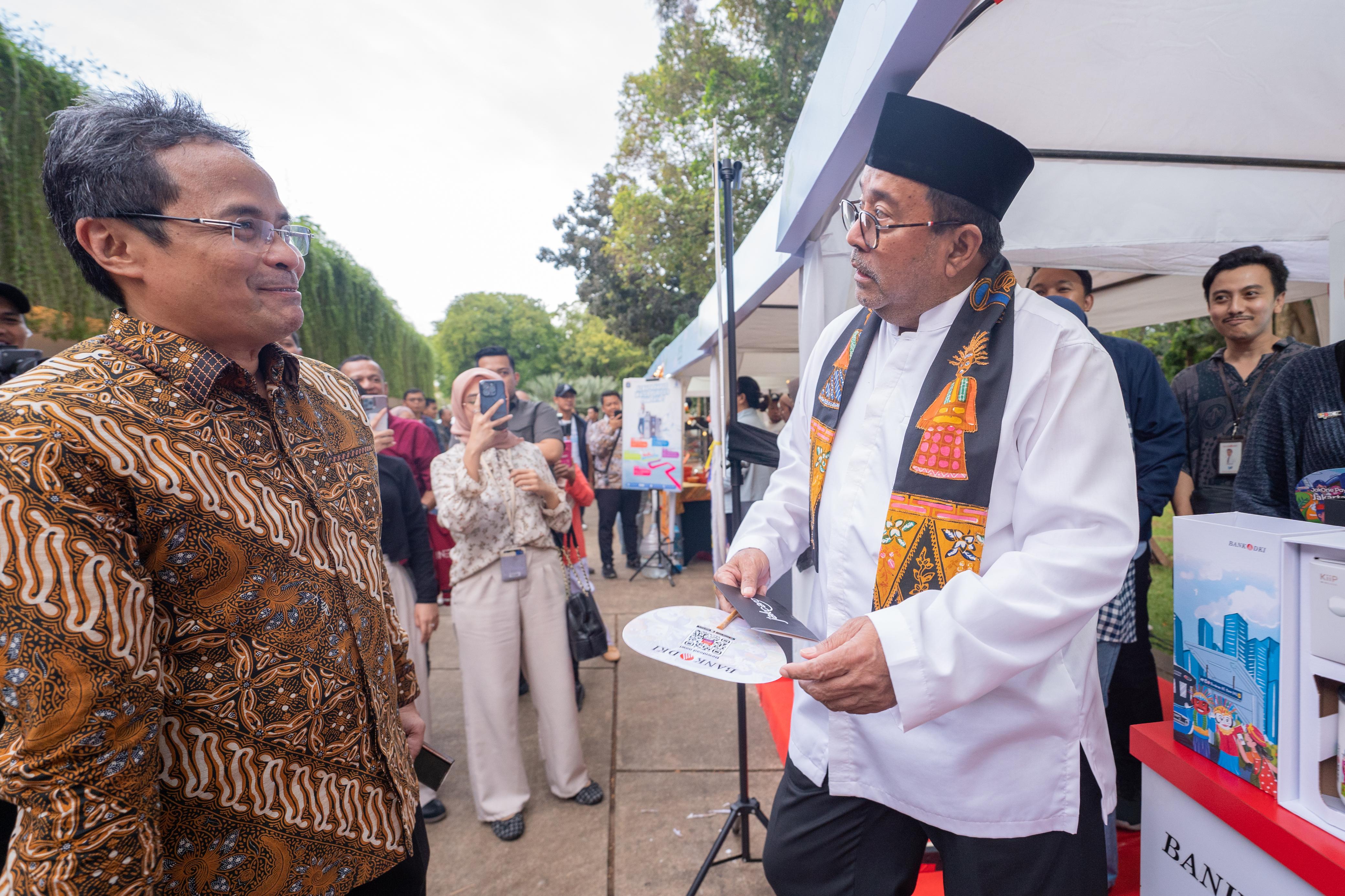 Rano Karno Rasakan Mudahnya Transaksi Non-Tunai pada Pasar Kreatif Bersama Bank DKI