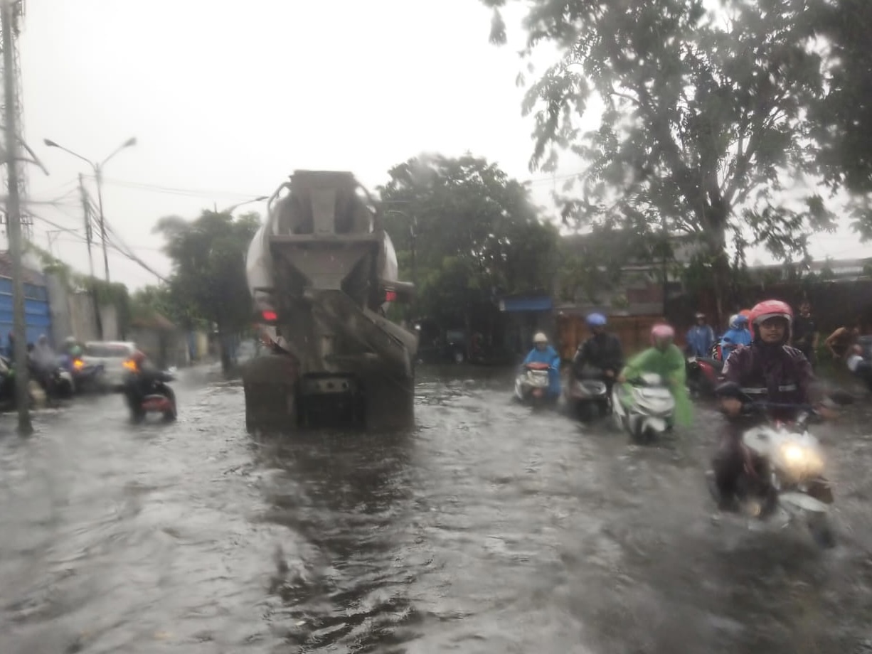 Sejumlah Kawasan di Surabaya Tergenang Akibat Curah Hujan Tinggi, DSDABM: Air Surut dalam Satu Jam