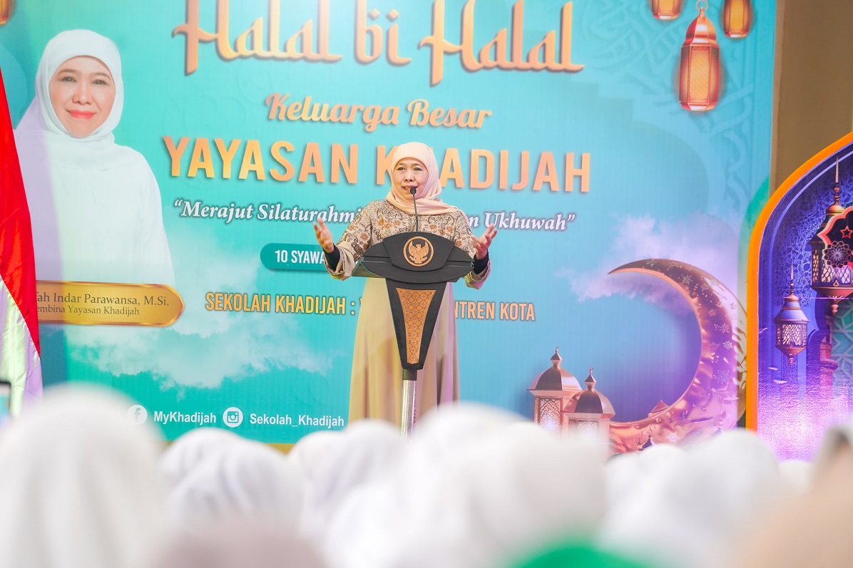 Gubernur Khofifah Bersyukur Banyak Murid SMA Khadijah Diterima PTN Tanpa Tes, Bagikan Buku Hadratusy Syech KHM Hasyim Asyary Pemersatu Umat Islam Indonesia
