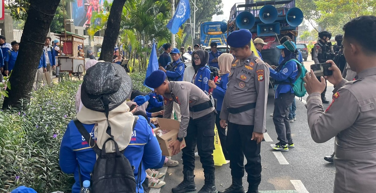 Polisi Bagikan 500 Duz Air Mineral Dan Permen Untuk Massa Buruh Di DPR