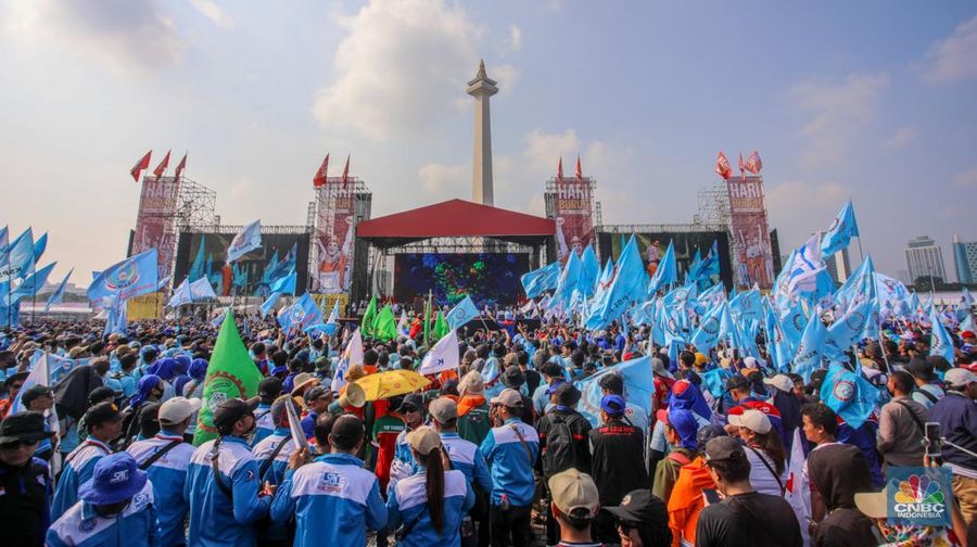 Peringatan Hari Buruh 2025, Massa Padati Monas