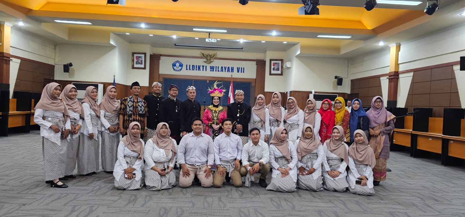 Berpakaian Adat Gorontalo, Kepala LLDIKTI VII Prof. Dr. Dyah Bacakan Pidato Mendiktisaintek dan Kenalkan Kampus Berdampak di Upacara Hardiknas 2025