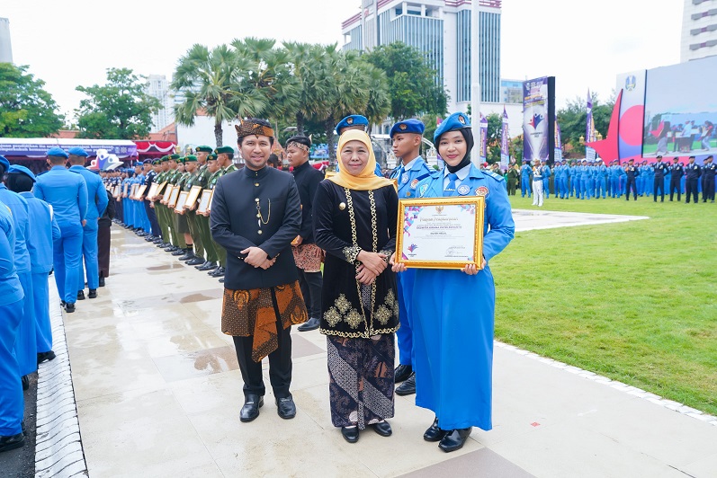 Pimpin Upacara Hardiknas 2025, Gubernur Khofifah: Pemprov Jatim Siapkan Paket Kebijakan Pendidikan Rp126,236 Milyar, Tegaskan SPMB Berintegritas dan Objektif