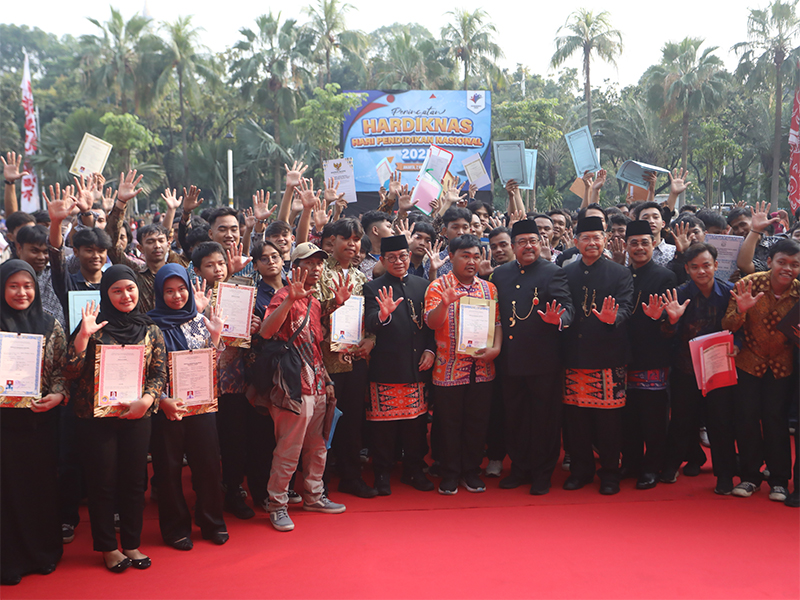 Pemprov DKI Bantu 488 Siswa Ambil Ijazah Tertahan