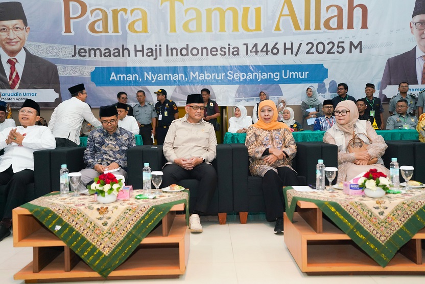 Lepas Kloter Pertama Jemaah Haji Embarkasi Surabaya, Gubernur Khofifah Titip Doa Indonesia dan Jatim Aman Bahagia Sejahtera