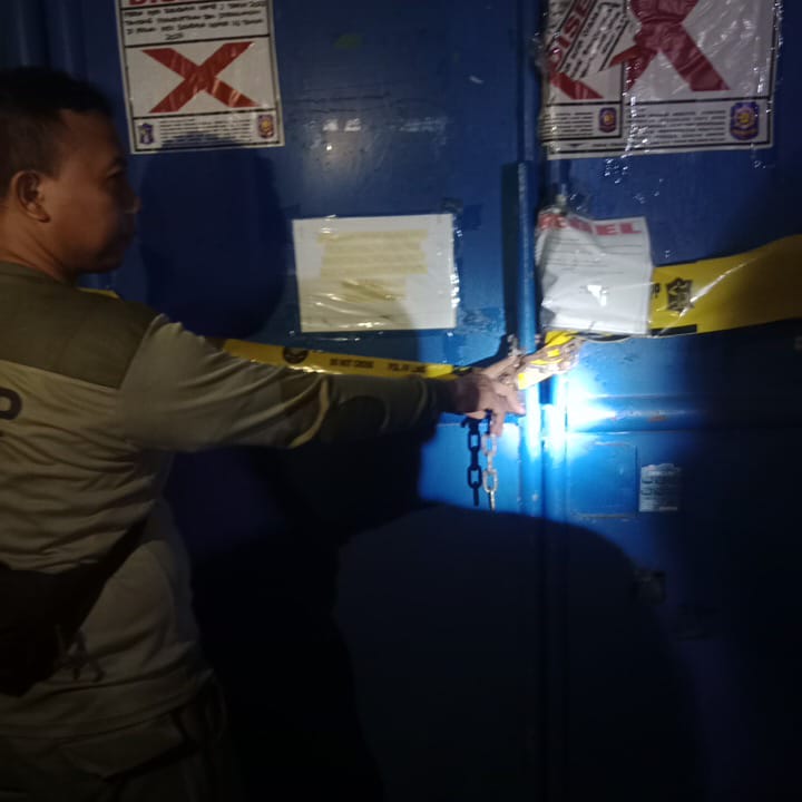 Izin Maintenance Listrik Tak Sesuai Kenyataan, Pemkot Surabaya dan Polres Tanjung Perak Kembali Segel Gudang Sentoso Seal