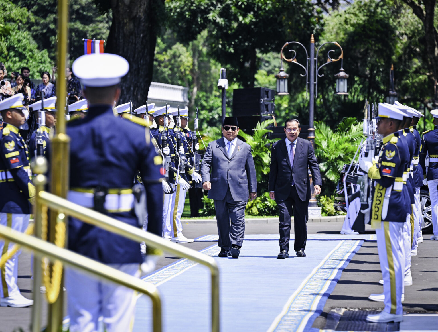 Momen Presiden Prabowo Terima Kunjungan Resmi Presiden Senat Hun Sen di Istana Jakarta
