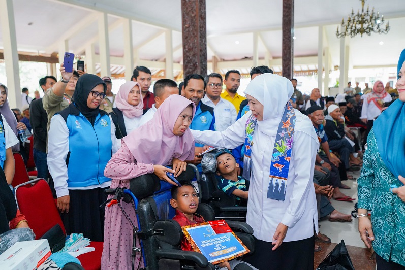 Lindungi Kelompok Rentan dan Entas Kemiskinan, Gubernur Khofifah Salurkan Bansos Rp12,9 Miliar di Bondowoso