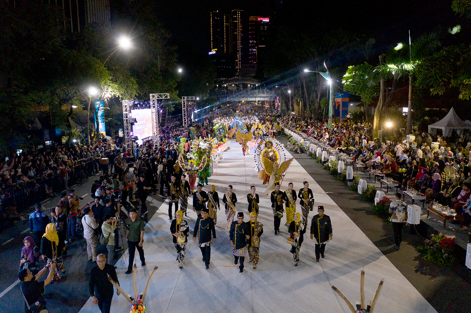 Wali Kota se-Indonesia Pakai Baju Adat Meriahkan Karnaval Budaya Munas APEKSI 2025 Surabaya