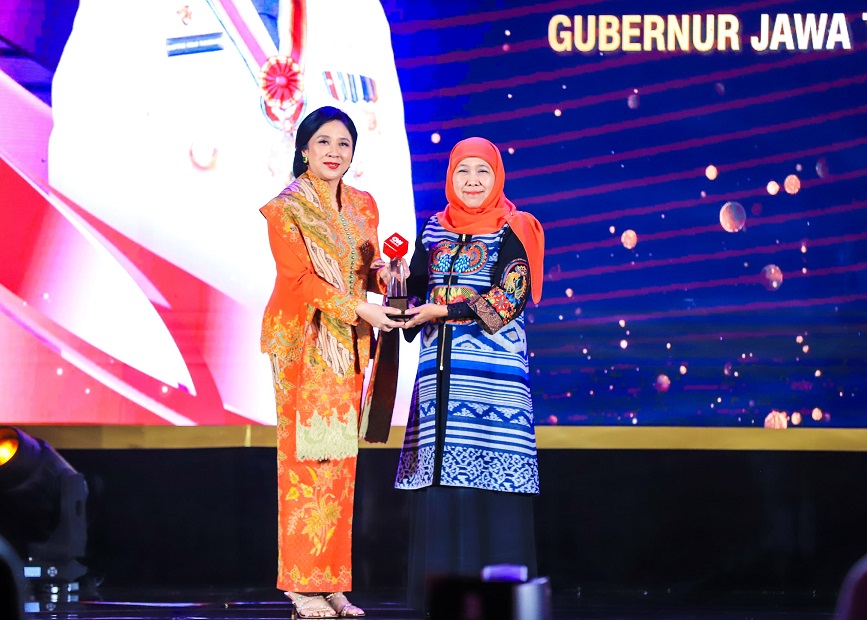 Gubernur Khofifah Terima Penghargaan Leading Women Awards 2025 dari CNN Indonesia