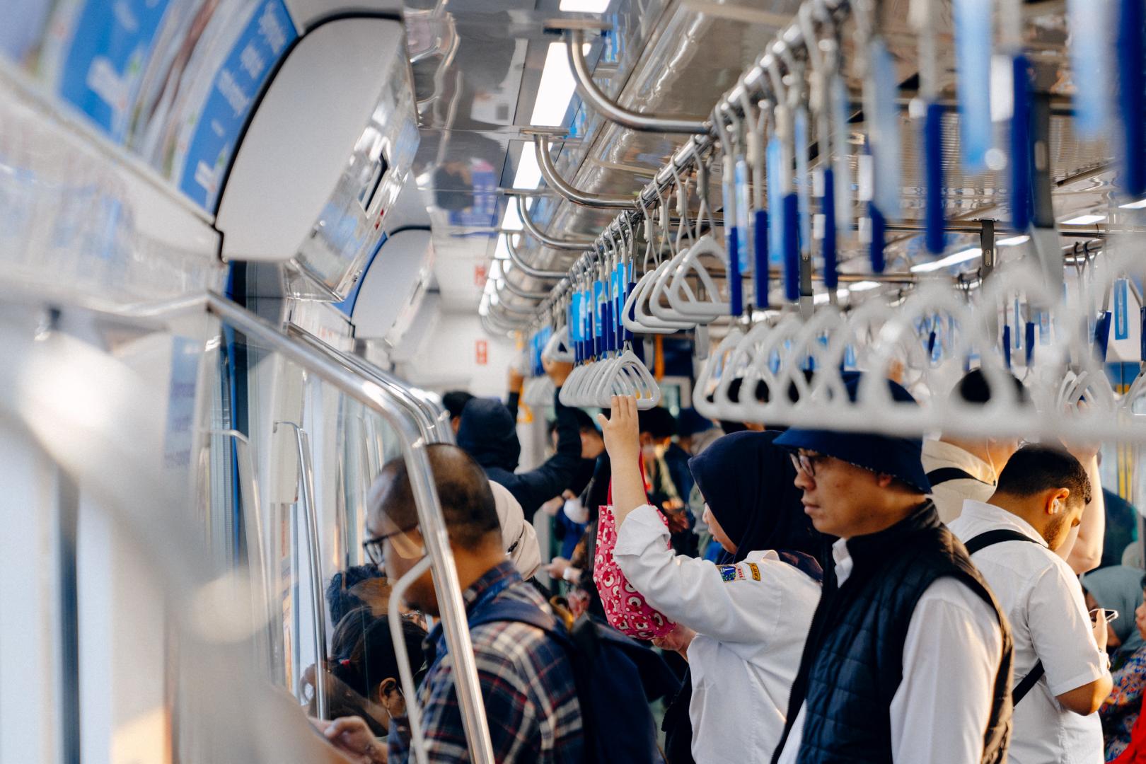 143 Ribu Pelanggan Naik MRT Jakarta Setiap Hari Kerja Sepanjang April 2025