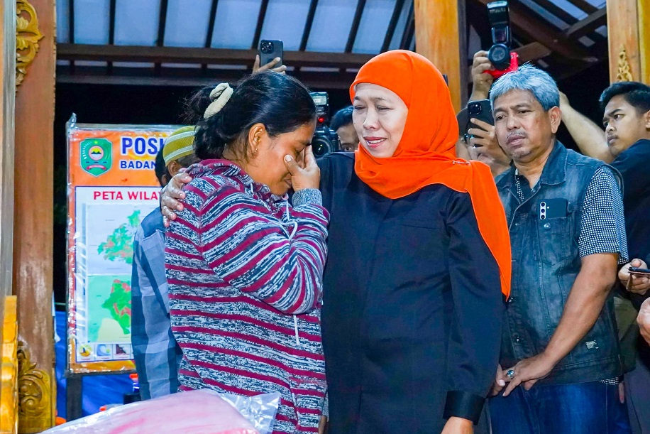Sambangi Pengungsi dan Dapur Umum Bencana Longsor Trenggalek, Gubernur Khofifah Serahkan Bantuan Logistik