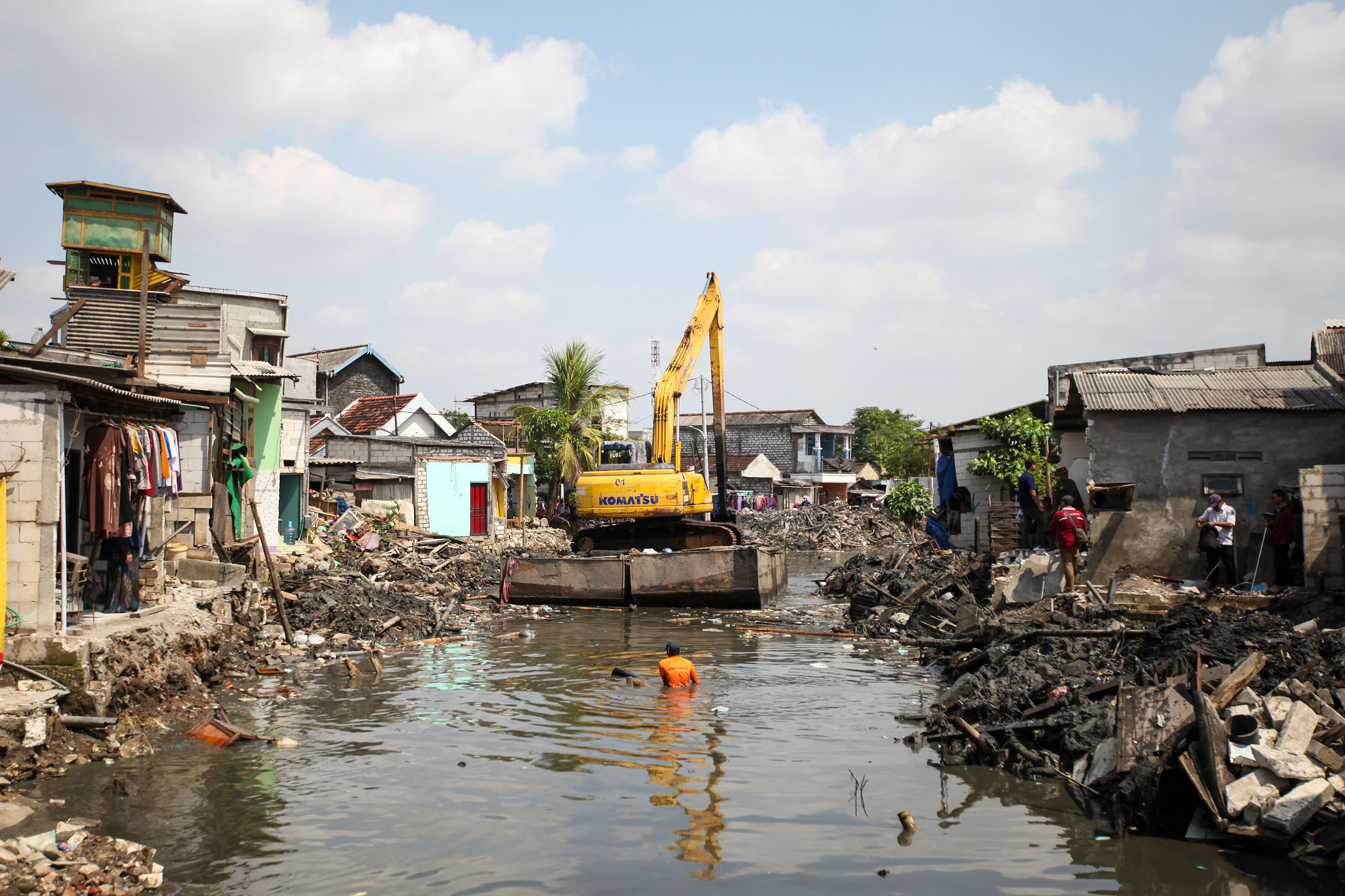 Pemkot Surabaya Tambah Alat Berat Dukung Percepatan Penertiban Bangli di Sungai Kalianak