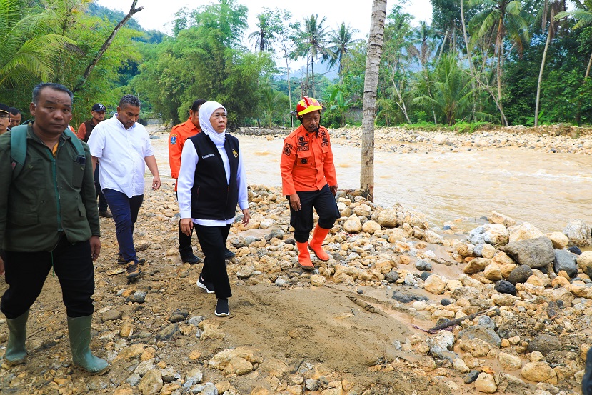 Gubernur Khofifah Susuri Medan Curam Longsor Trenggalek, Sampaikan Terimakasih Ke Kapolda Jatim Turunkan Anjing Pelacak Pencarian Korban Tertimbun