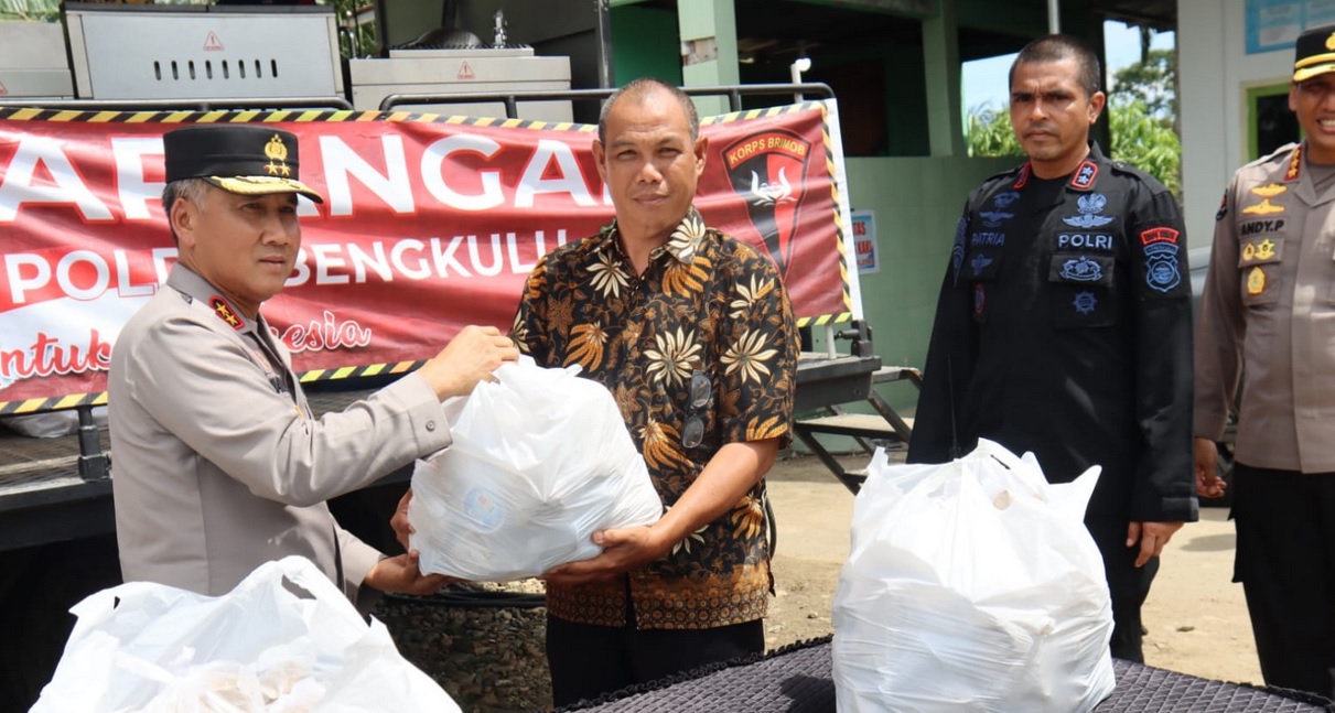 Kapolda Bengkulu Pantau Dan Bagikan Makanan Bagi Korban Terdampak Gempa 6,3 SR