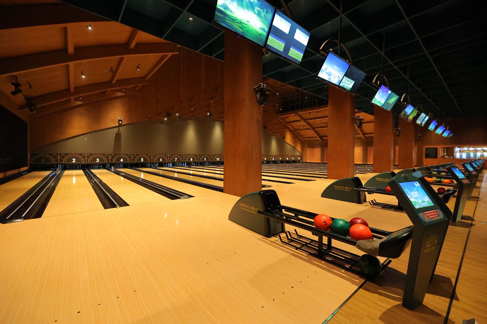 Stellar PIK2: Dunia Bowling Futuristik yang Memukau Semua Usia