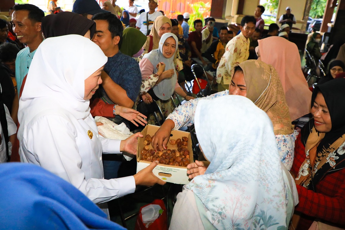 Perkuat Perlindungan Sosial dan Pemberdayaan Masyarakat Desa, Gubernur Khofifah Salurkan Bantuan Rp6,37 Miliar di Pamekasan