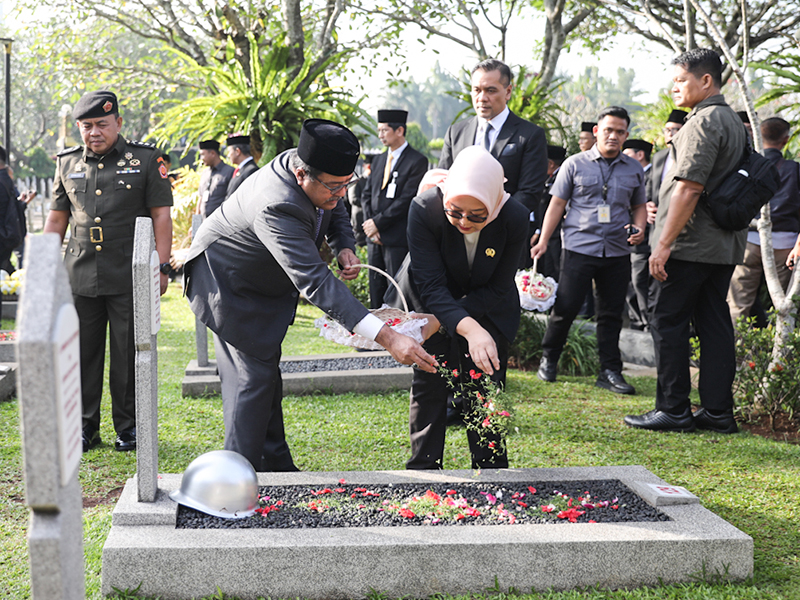 Sambut HUT 498 Jakarta, Rano Karno Pimpin Tabur Bunga di TMP Kalibata