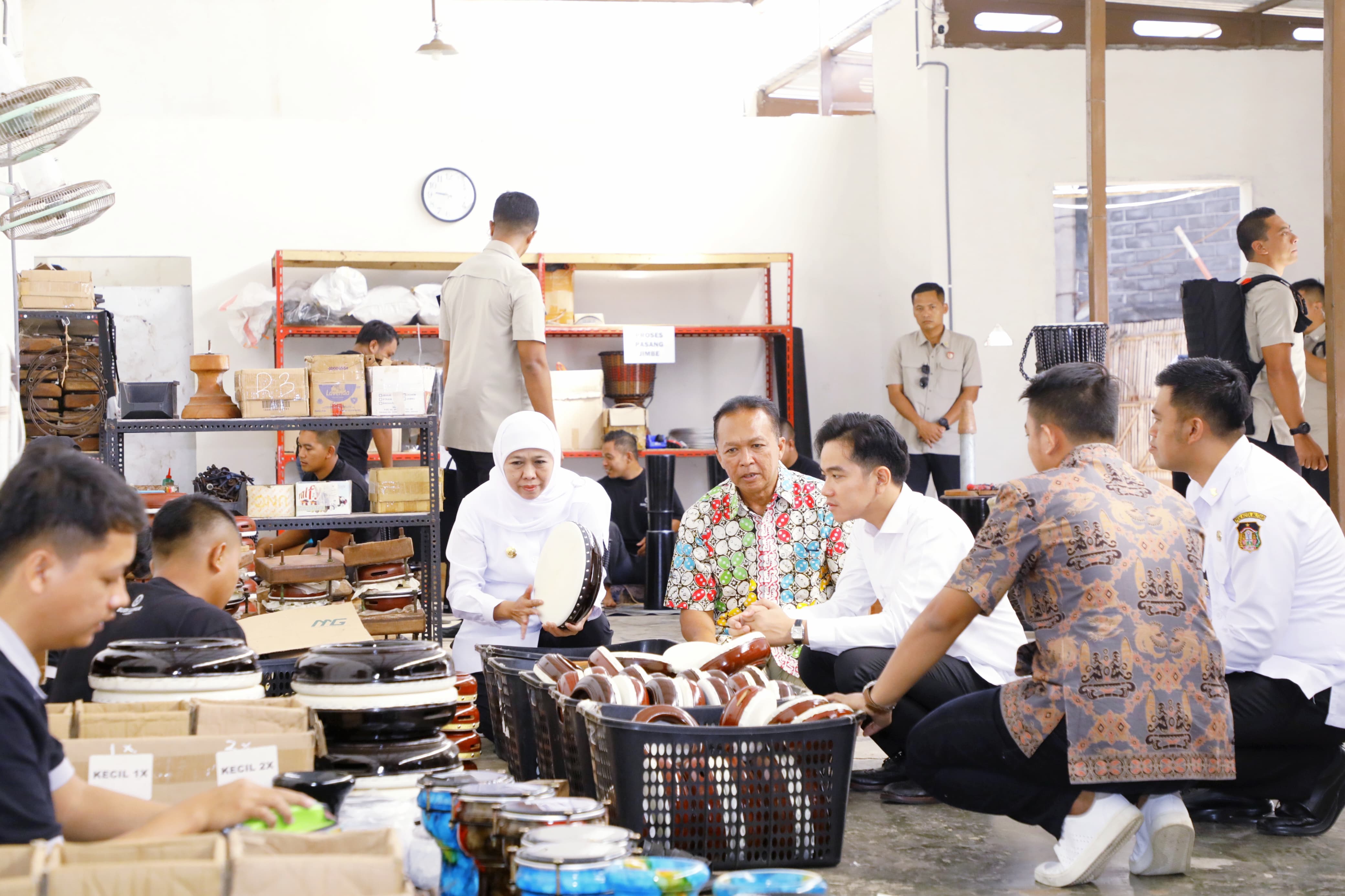 Dukung Produk UMKM Jatim ke Pasar Internasional, Wapres Gibran dan Gubernur Khofifah Sambangi Produsen Kendang Jimbe Blitar