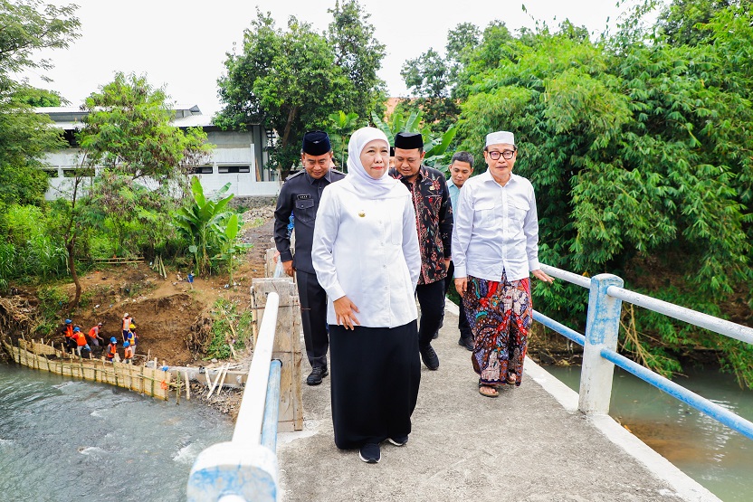 Gubernur Khofifah Target Rekonstruksi Jembatan Penghubung di Pesantren Zainul Hasan Genggong Probolinggo Tuntas Agustus