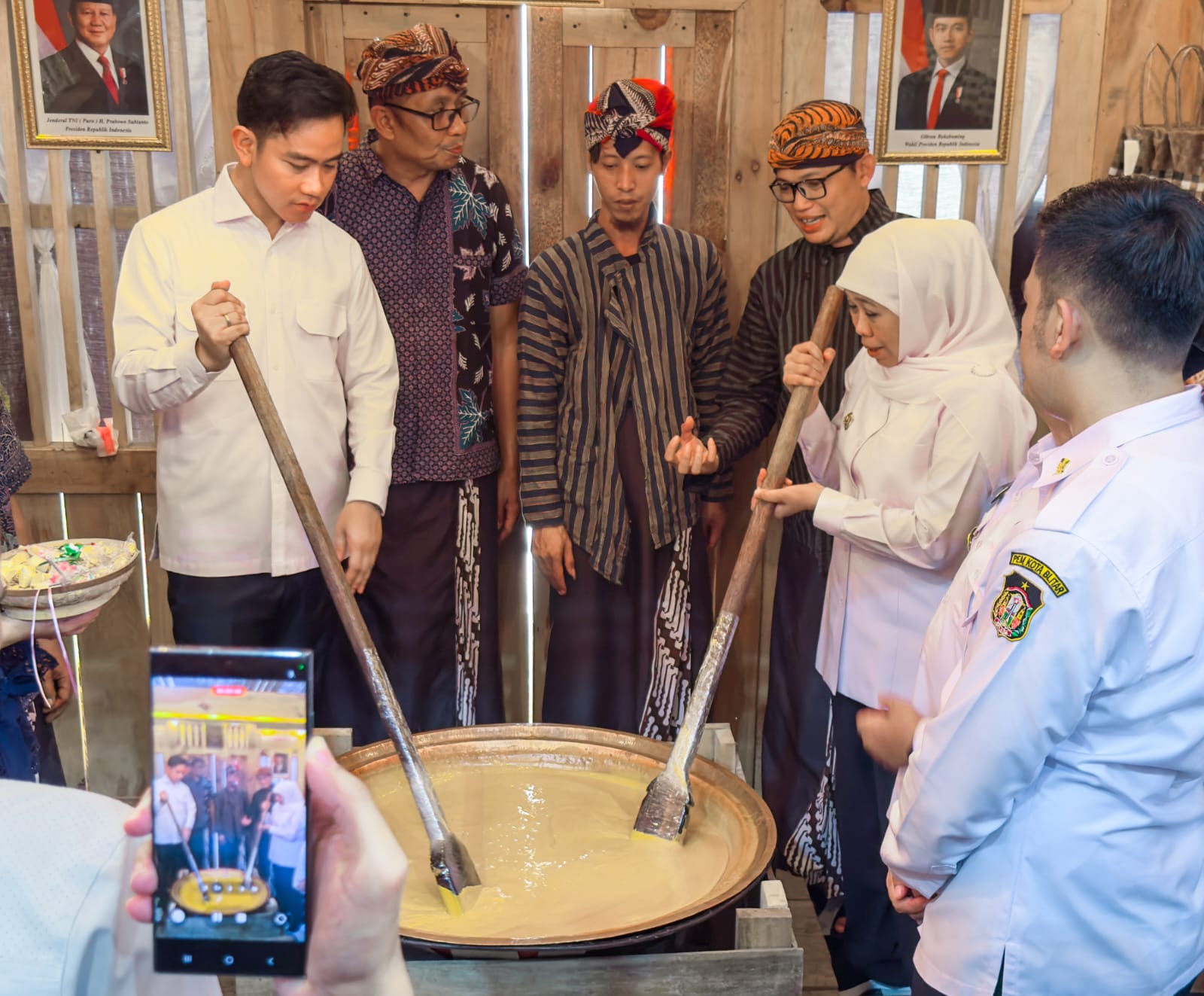 Wapres Gibran Apresiasi Bazar Blitar Djadoel, Gubernur Khofifah Komitmen Berdayakan Koperasi UMKM dan Ekonomi Kreatif Jatim