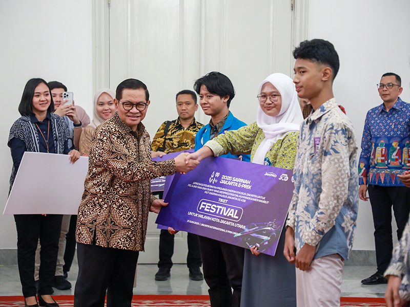 Gubernur Pramono Bagikan Tiket Formula E untuk Pelajar