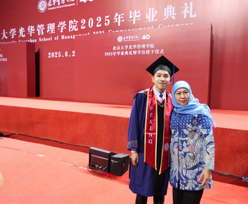 Hadiri Wisuda Sang Putra, Gubernur Khofifah Tamu Kehormatan di Peking University Tiongkok