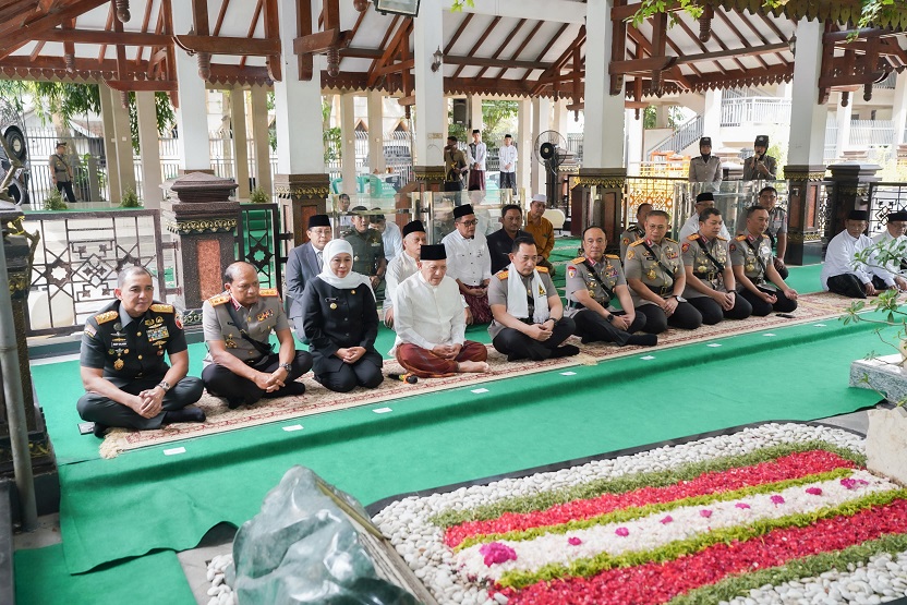 Gubernur Khofifah Dampingi Kapolri Ziarah Makam Gus Dur di Jombang, Teladan Perkuat Toleransi Demi Persatuan Bangsa