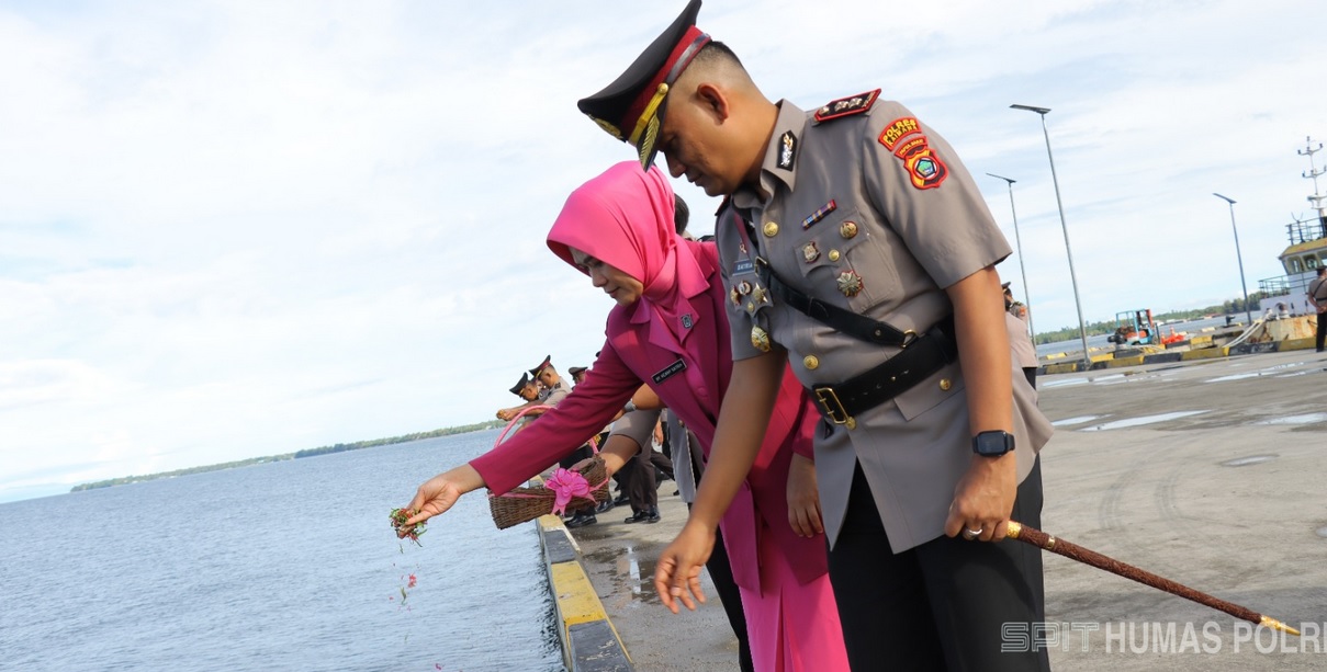 Peringati Hari Bhayangkara ke-79, Polres Kaimana Gelar Ziarah dan Tabur Bunga di Laut