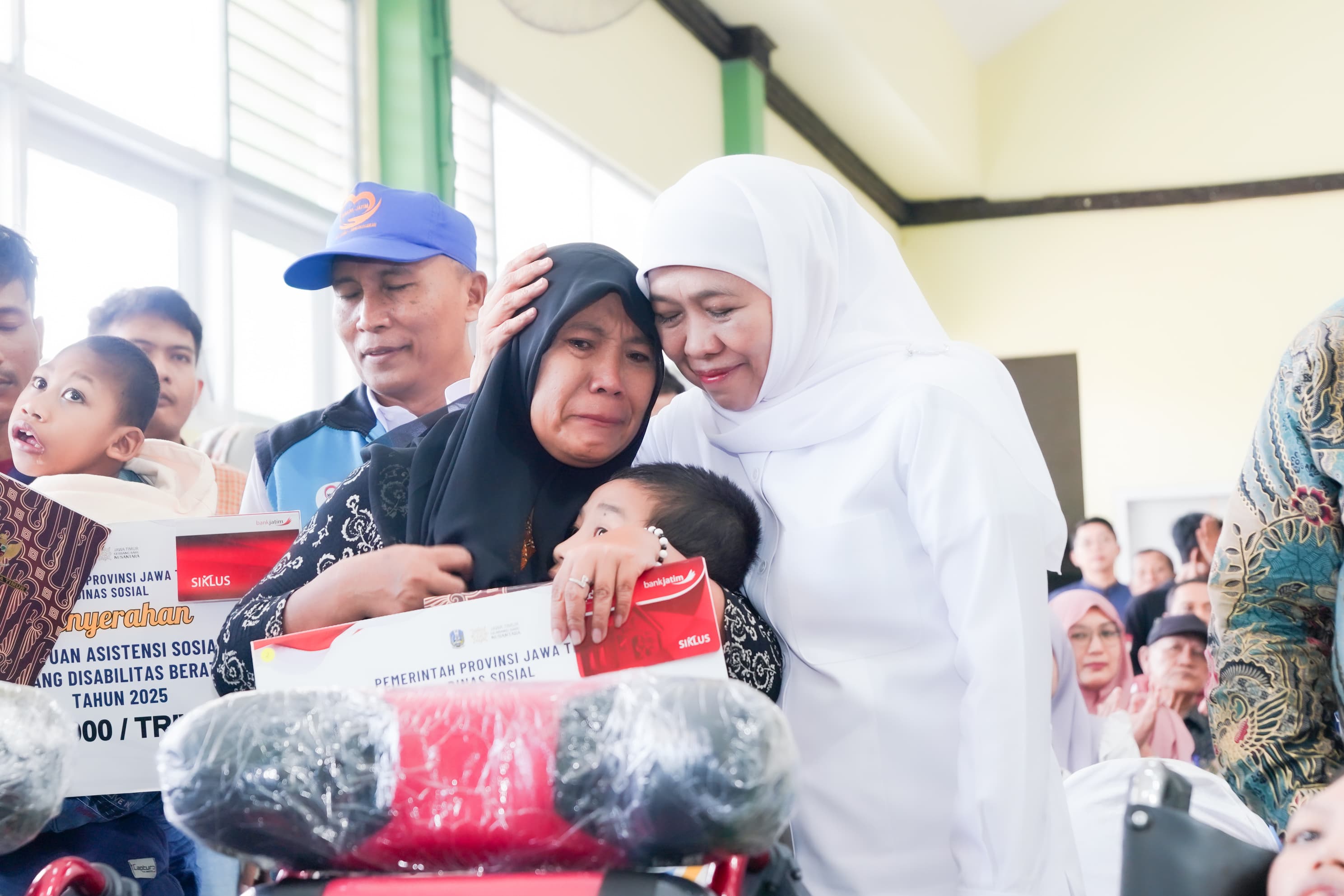Salurkan Bantuan dan Zakat Produktif Rp5,69 Miliar di Jombang, Gubernur Khofifah Komitmen Tingkatkan Kesejahteraan Ekonomi Masyarakat