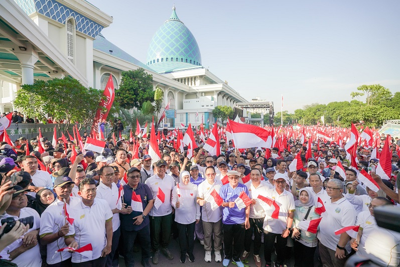 Gubernur Khofifah, Pangdam V Brawijaya dan Imam Besar Masjid Al Akbar Bersama Puluhan Ribu Masyarakat Semarakkan Jalan Sehat Tahun Baru Islam