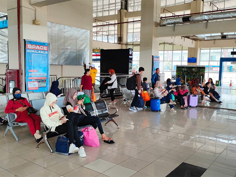 Libur Panjang, Arus Penumpang di Terminal Pulo Gebang Meningkat Drastis