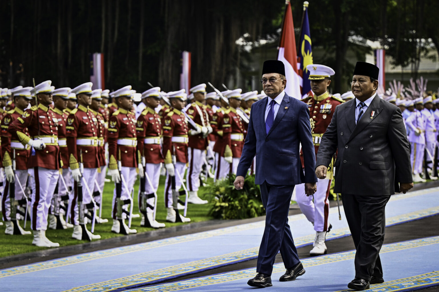 Momen Presiden Prabowo Sambut PM Malaysia Anwar Ibrahim di Istana Merdeka