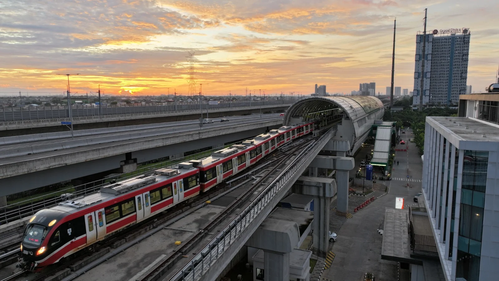 Efisiensi Mobilitas: KAI Tambah Jumlah Perjalanan LRT Jabodebek Mulai 1 Juli